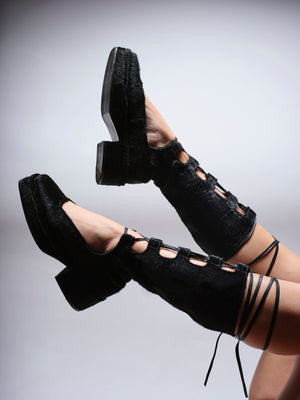 THE BLACK LACE-UP BOOT